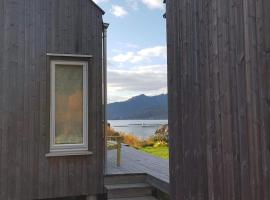 Unique private cabin in Lofoten, hotelli Leknesissä