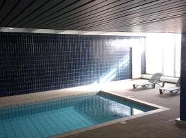 Appartement 2 pieces 40 m2, dans hyper centre, avec piscine au rez de chaussee, hotelli, jossa on uima-allas kohteessa Grenoble