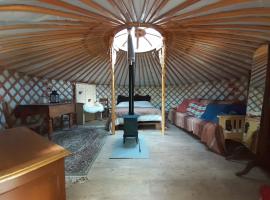 Oakdean Cottage Yurt, glamping site in Blakeney