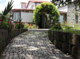 Quinta da Espadana, hotel na may parking sa Povoação