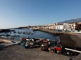Apartamento frente al Puerto de Candelaria a 20 metros de la playa.