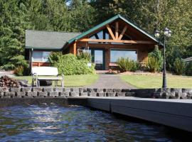 Lakeside Log Cabin! Blessings & Memories Abound!, hôtel avec parking à Eatonville