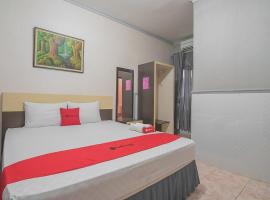 RedDoorz Syariah near Taman Rozeline Penajam, guest house in Balikpapan