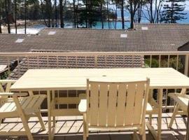 Denham's Beachfront, hotell i Sunshine Bay
