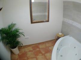 Escapadas romanticas en Granada jacuzzi，格拉納達阿罕布拉宮與赫內拉利費宮附近的飯店