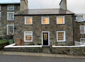 Finest Retreats - Tegannedd - Luxury Grade II Listed Cottage With Hot Tub, hotel with parking in Ffestiniog