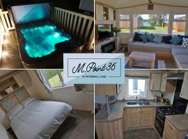 MPoint36 at Tattershall Lakes Hot Tub Lake Views 3 Bedrooms, hotel in Tattershall