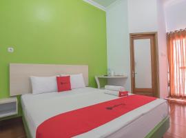 RedDoorz Plus near Alun Alun Kuningan, hotel in Kuningan