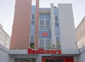 RedDoorz Plus Syariah @ Raya Nginden 2, feriebolig i Surabaya