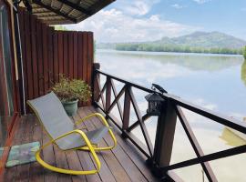 gayang friendly water house homestay، فندق في كوتا كينابالو