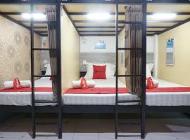 RedDoorz Hostel @ Borobudur Street, hotel in Blimbing