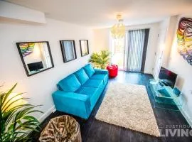 NEW Modern Townhouse Close 2 Centre Private Parking
