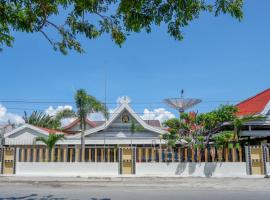 RedDoorz Plus Syariah at Alam Raya Hotel, guest house in Palu