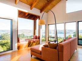 Modern Home with Panoramic Views and Centrally located in Point Reyes National Park, holiday home sa Inverness