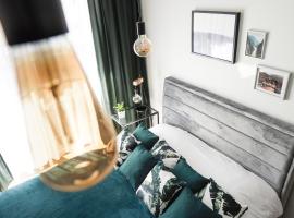 Vizzit Us Premium Apartments, hotelli Varsovassa lähellä maamerkkiä Marynarska Point