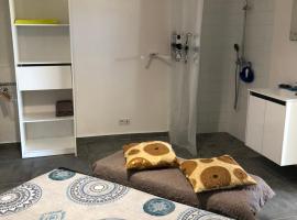 Belcourt1-lit queen size, hostal o pensión en Baie-Mahault