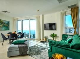 Picturesque 3BR Apt w Balcony & Parking Near Beach by Sea N' Rent, holiday home in Tel Aviv