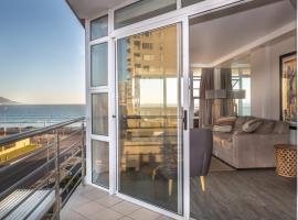 Luxury Ocean View Beachfront 2 bed apartment -206 The Waves, Blouberg, Cape Town, hotell i Bloubergstrand