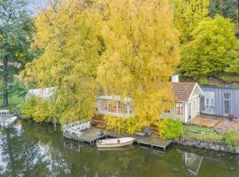 Peaceful, Picturesque Lake & Forest Retreat, hotel v Stockholmu