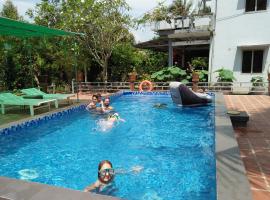 Quoc Phuong Riverside Homestay, מלון עם חניה בBen Tre