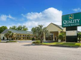 Quality Inn & Suites near Lake Eufaula، فندق في يوفولا