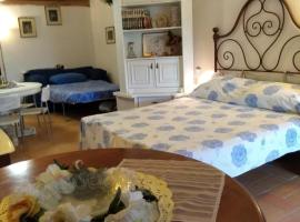 Abruzzocasacampagna Collecorvino - Monolocale con mini-cucina, giardino e parcheggio, casa vacanze a Collecorvino