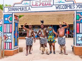 aha Lesedi African Lodge & Cultural Village, hotel cerca de Lion Park, Pelindaba