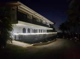 Rainforest and Ocean View Suites - Mountain Lodge, hotel v destinaci Luquillo