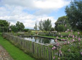 리에르에 위치한 호텔 Vakantiehuis in de velden met zwemvijver en Jeu de Boules baan