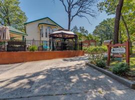 The Whispering Pines Inn, holiday rental in Norman