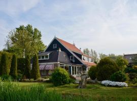 Vakantiehuis het Voorhuis op Landgoed koepeltjesplaats, country house di Gaast