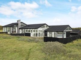 12 person holiday home in Pandrup, hotell i Rødhus
