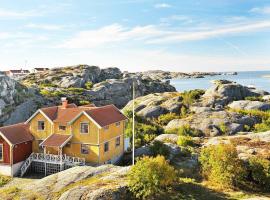 12 person holiday home in Sk rhamn, cabaña o casa de campo en Skärhamn