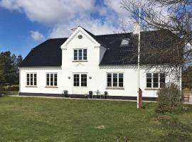 Five-Bedroom Holiday home in Oksbøl 3, hotel di Mosevrå