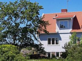 4 person holiday home in HOVEN SET, hotell i Hovenäset