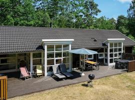 8 person holiday home in Hasle, Ferienunterkunft in Hasle