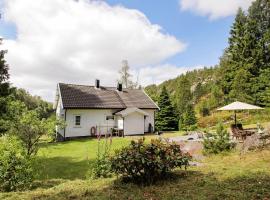 8 person holiday home in Kv s, tradicionalna kućica u gradu 'Kvås'