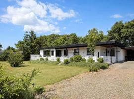 8 person holiday home in Struer, sumarhús í Humlum