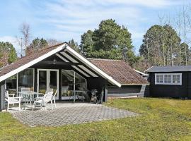 6 person holiday home in R dby, cabaña o casa de campo en Rødby