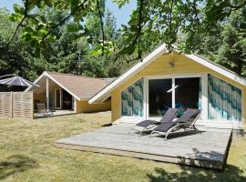 Cozy Holiday Home in Aakirkeby with Private Pool บ้านพักในVester Sømarken