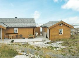 Three-Bedroom Holiday home in Dyrvik, hytte i Tuvnes