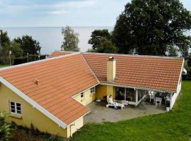 10 person holiday home in B rkop, hotel v destinácii Egeskov