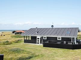 Three-Bedroom Holiday home in Hjørring 25, sumarbústaður í Lønstrup