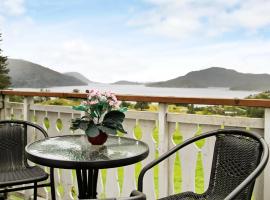 Five-Bedroom Holiday home in Masfjordnes，Masfjorden的度假屋