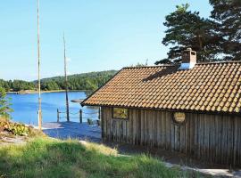 6 person holiday home in HEN N، بيت عطلات في Sundsandvik