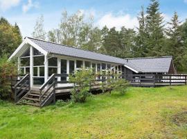 6 person holiday home in Ebeltoft, feriebolig i Øksenmølle