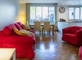 Paris City – Spacious 3 bedroom flat for families -3 minutes from metro station, appart'hôtel à Paris