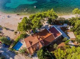Deluxe Villa Sirena on the beach with Pool