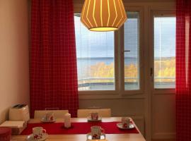 Two bedroom apartment Best view to the sea Glassed Balcony FREE PRIVATE PARKING, hotel i Kemi