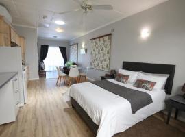 Caesar's Self-catering Open Plan Suite, hotel near Helderberg Centre, Somerset West